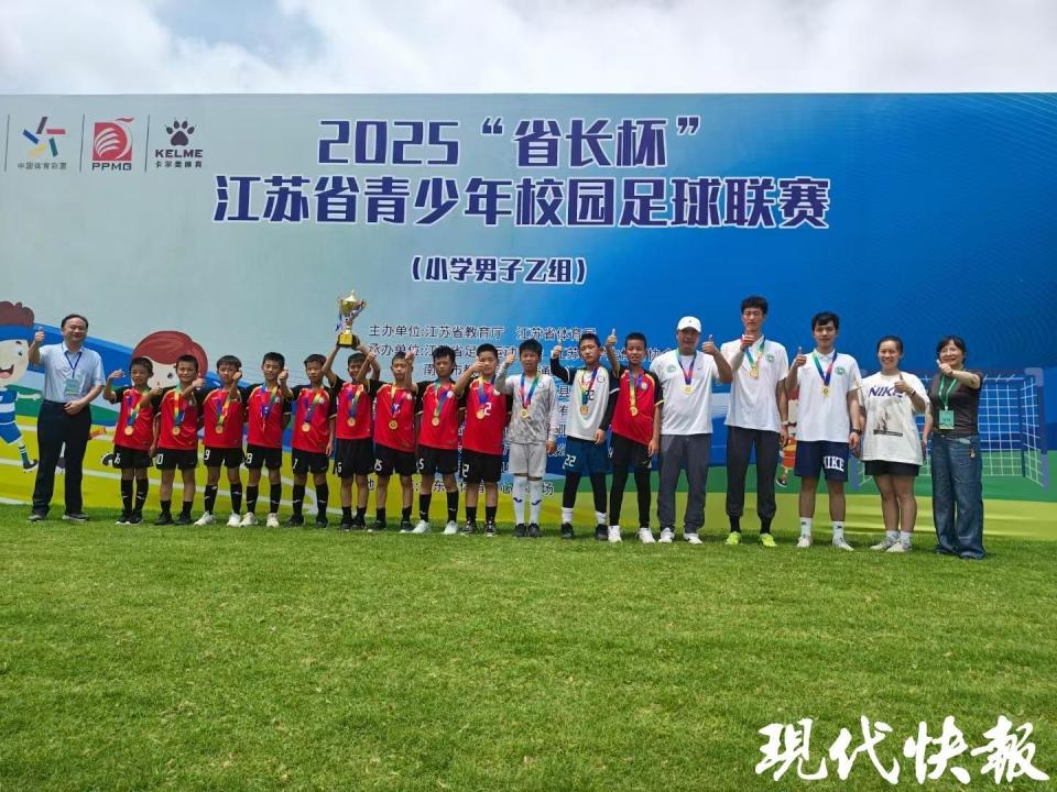 为孩子们付, 轮流为队员, lyAmf