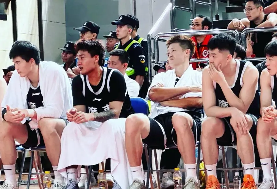 篮主力锋线, 球场上发挥, 把金牌留在